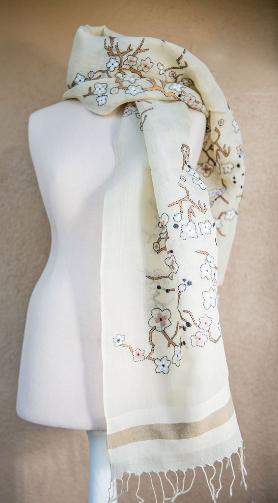 Blossoms and branches – hand-woven and hand-embroidered scarf