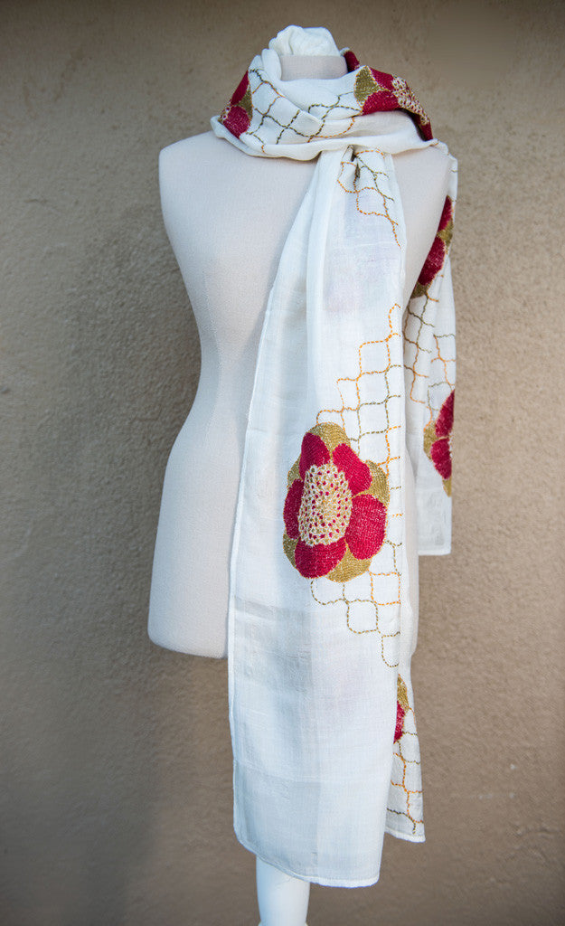 Latticed rose – hand-woven and hand-embroidered scarf